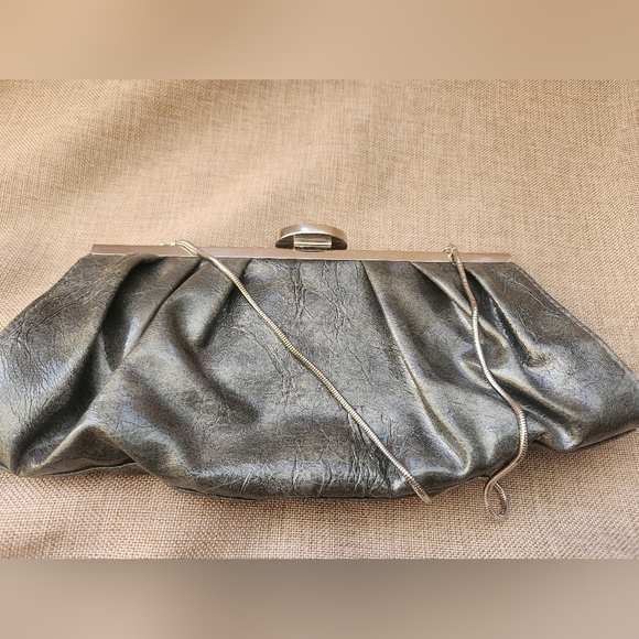 Daisy Fuentes Handbags - Gorgeous Daisy Fuentes Silver Pewter Jewel Closure Clutch Purse with Chain